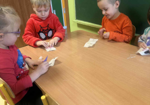 Dzieci próbują szyć.