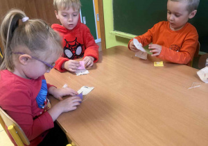 Dzieci próbują szyć.