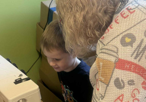 Dziecko przy maszynie.