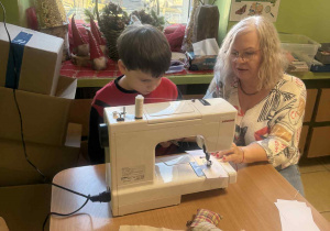 Dziecko przy maszynie.