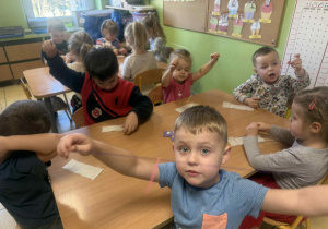 Dzieci próbują szyć.