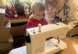 Dziecko przy maszynie.