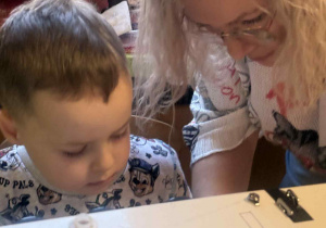 Dziecko przy maszynie.