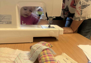 Dziecko przy maszynie.