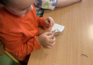 Dzieci próbują szyć.