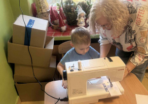 Dziecko przy maszynie.