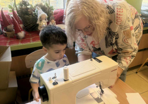 Dziecko przy maszynie.