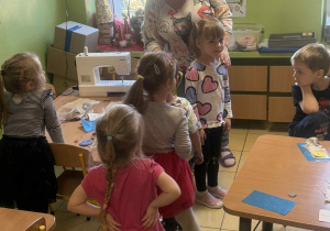 Krawcowa bierze miarę.