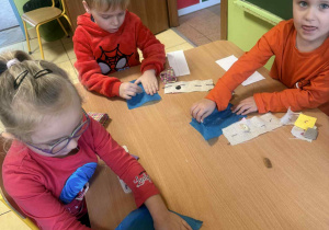 Dzieci próbują szyć.