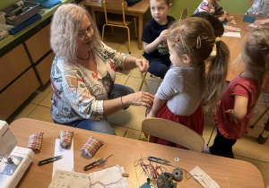 Krawcowa bierze miarę.