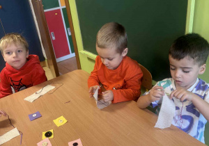 Dzieci próbują szyć.