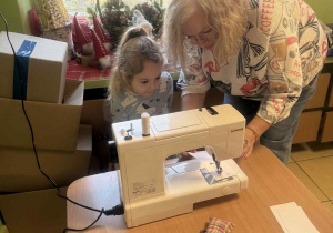 Dziecko przy maszynie.