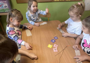 Dzieci próbują szyć.