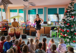 Dzieci poznają znaczenie rytmu w muzyce.