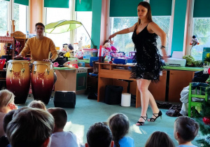 Dzieci oglądają pokaz tańców latynoamerykańskich.