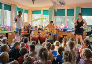 Dzieci oglądają pokaz tańców latynoamerykańskich.