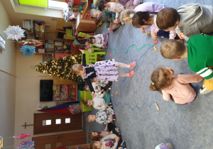 Dziewczynka przechodzi po wyznaczonej linii.