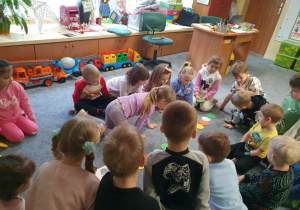 Dzieci układają rytmy.