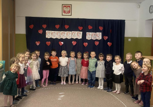 Dzieci podczas występów z okazji Dnia Babci i Dziadka