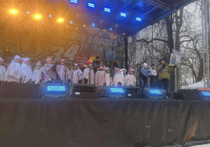 Występ dzieci na scenie.