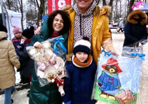 Rodzina wraz z wylicytowanymi przedmiotami.