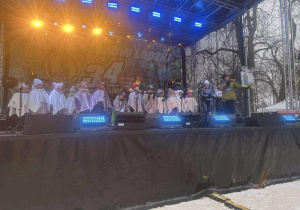 Występ dzieci na scenie.