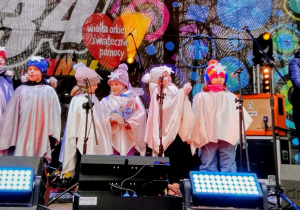 Występ dzieci na scenie.