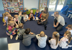 Dzieci słuchają fotografa