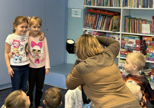 Dziewczynki pozują do zdjęcia