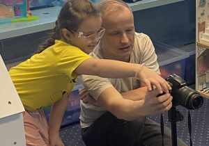 Dziewczynka robi zdjęcie