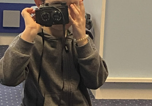 Chłopiec robi zdjęcie