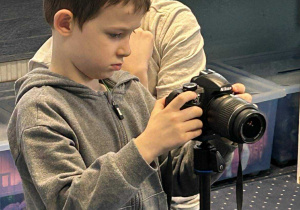 Chłopiec ogląda aparat