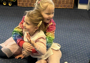 Dziewczynki pozują do zdjęcia