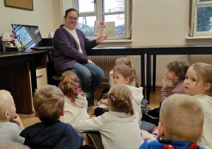 Dzieci słuchają pani bibliotekarki
