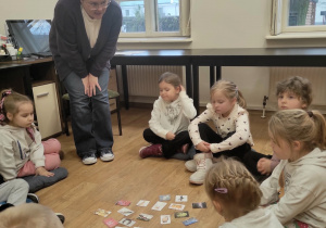 Dzieci rozwiązują zadanie