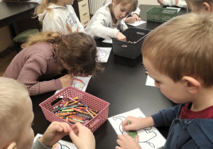 Dzieci kolorują obrazki