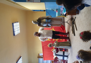 Dzieci poznają ciekawostki o pazaiach.