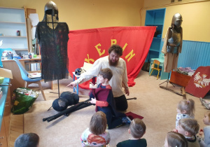 Chłopiec prezentuje w jaki sposób rycerz odbywał pokutę.