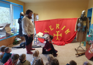 Chłopiec prezentuje w jaki sposób rycerz odbywał pokutę.