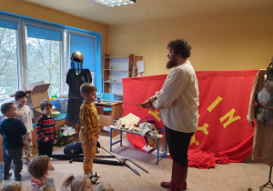 Chłopiec zostaje pasowany na rycerza.