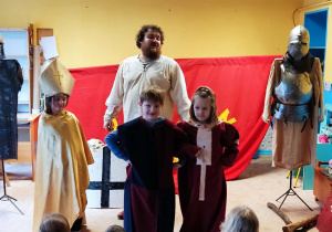 Dziewczynki prezentują stroje dam dworu.