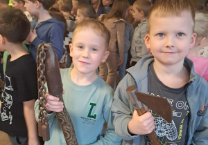 Dzieci oglądają atrybuty rycerskie.