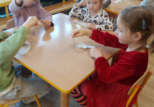 Zajęcia edukacyjne z krawcową.