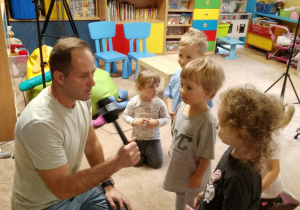 Zajęcia edukacyjne z reporterem telewizyjnym.