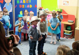 Dzieci składają życzenia dla babci i dziadka.