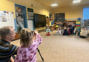 Dzieci pozują do zdjęcia.