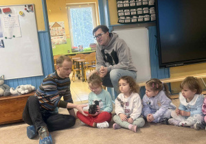 Dzieci pozują do zdjęicia.