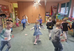 Zabawa ruchowa "Do serduszka"