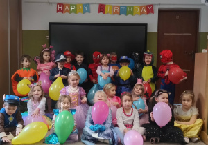 dzieci pozują do wspólnego zdjęcia