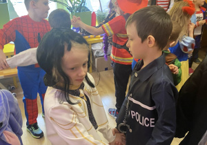 Dzieci tańczą na balu